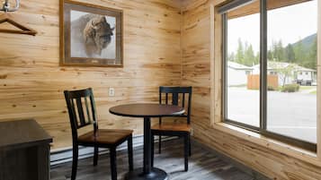 Basic Room, 1 Queen Bed, Mountain View, Mountainside