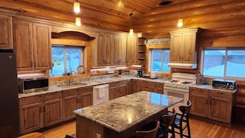 Maison Familiale, 4 chambres, vue montagne, cÎté montagne | Cuisine privée | Réfrigérateur, micro-ondes, cafetiÚre/bouilloire, congélateur