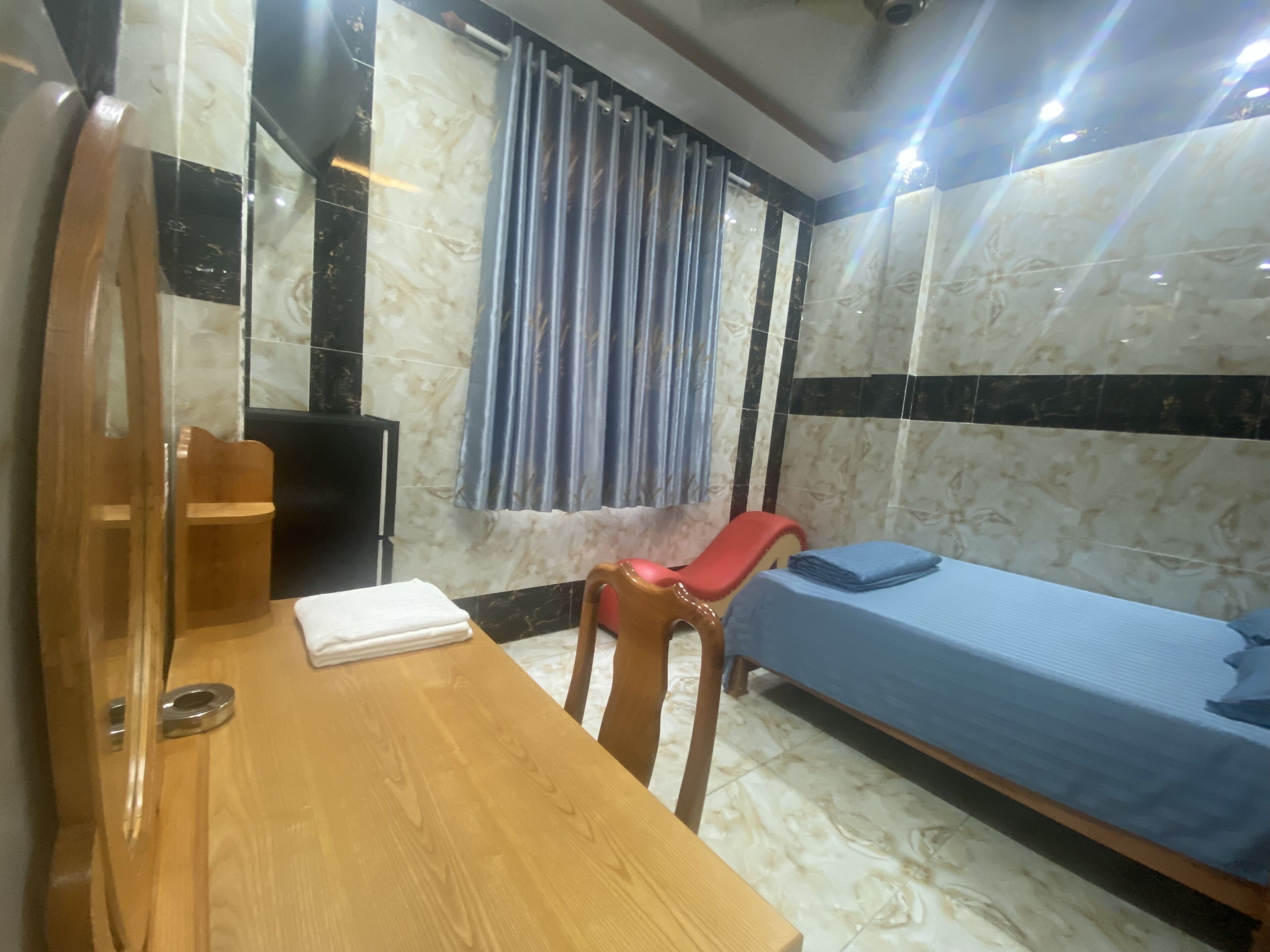 Kostenlose Toilettenartikel, Haartrockner, Hausschuhe