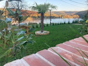 Property grounds - Apartment with panoramic lake view, sauna, close to hiking trails. (Orfu)
