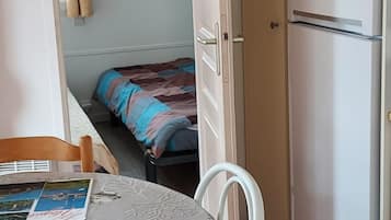 1 habitación, tabla de planchar con plancha, internet y ropa de cama