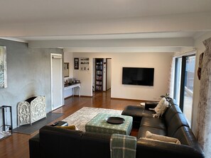 Smart TV, fireplace - Spacious Family Entertainer- Close to Wineries, Adventure Park and the bay (Clifton Springs)