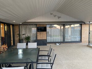 Outdoor dining - Spacious Family Entertainer- Close to Wineries, Adventure Park and the bay (Clifton Springs)