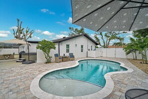 Pool - Tranquil Breeze Getaway - Private Hot Tub, EV Charger, Peaceful Setting, Near Beautiful Beaches! (Bradenton)