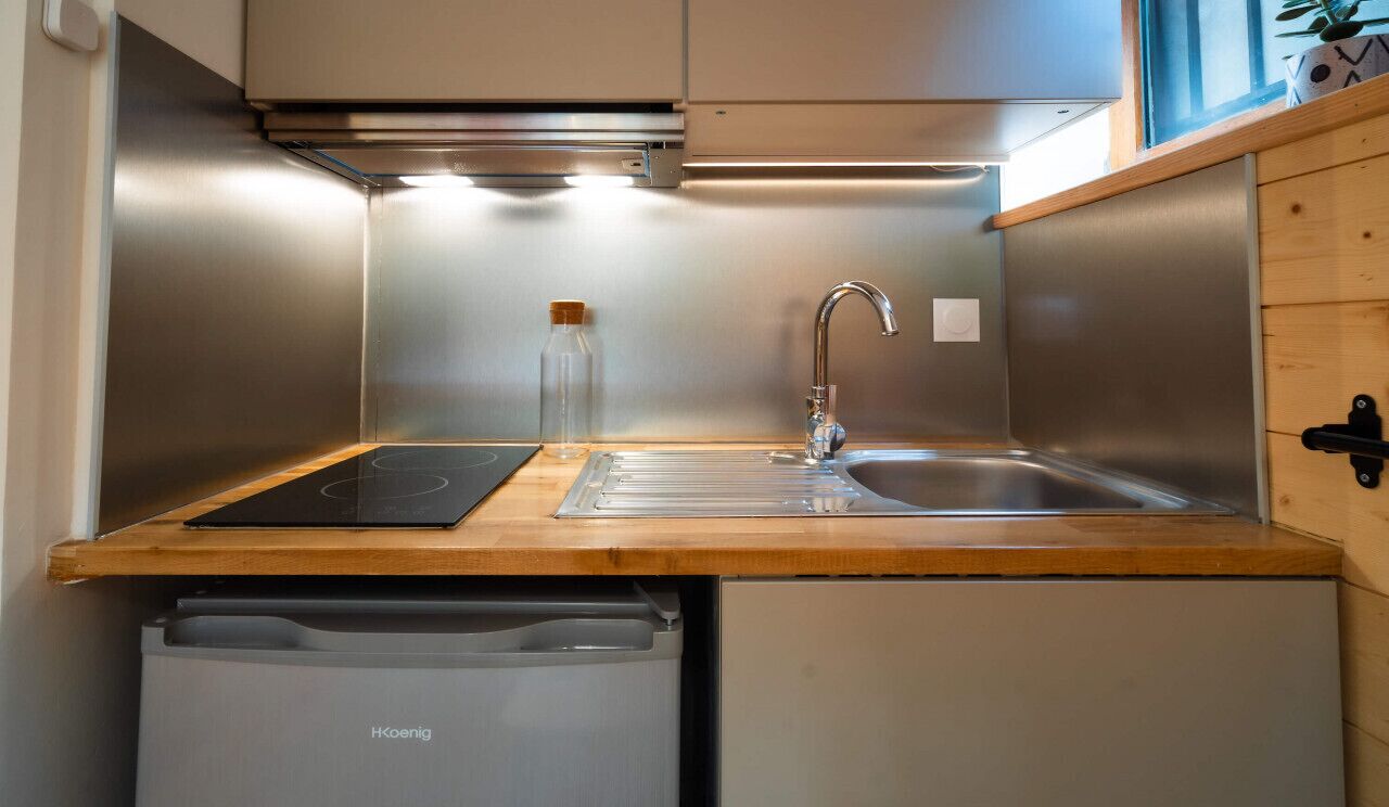 Mikrowelle, Herdplatte, Wasserkocher mit Kaffee-/Teezubehör, Toaster