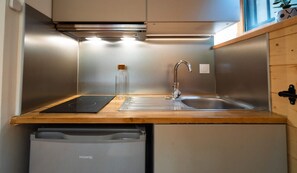 Een magnetron, een kookplaat, een koffiezetapparaat/waterkoker