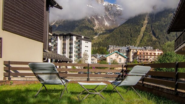 Une vue sur une montagne, avec un chalet et un bâtiment doté de balcons.