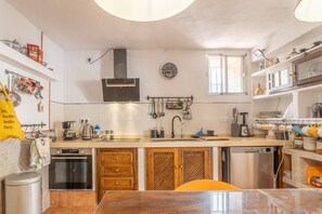 Fridge, oven, stovetop, dishwasher