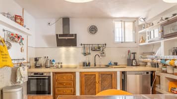 Frigorífico, horno, placa de cocina y lavavajillas