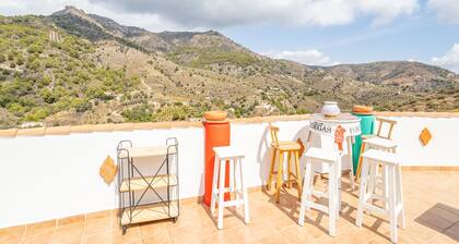 Casa Vacacional 'Cortijo La Abuela' con Vista a la Montaña, Wi-Fi y Aire Acondicionado