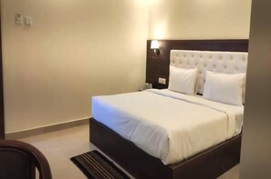 Deluxe-Zimmer | Wohnbereich | 21-Zoll-Fernseher mit Satellitenempfang