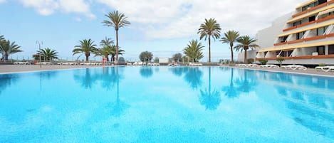 حمام سباحة