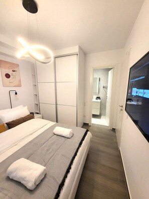 2 bedrooms, iron/ironing board, free WiFi, bed sheets