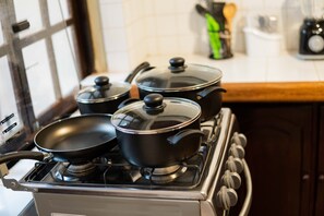 Kühlschrank, Ofen, Geschirrspüler, Wasserkocher mit Kaffee-/Teezubehör