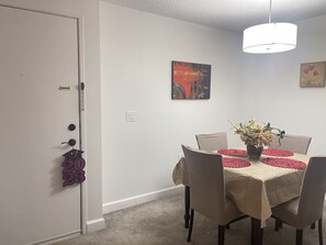 Miami Gallery Superior King Bedroom with SHARED Bathroom | In-room dining - Entire Place to Miami Gallery #41 (Oxford)
