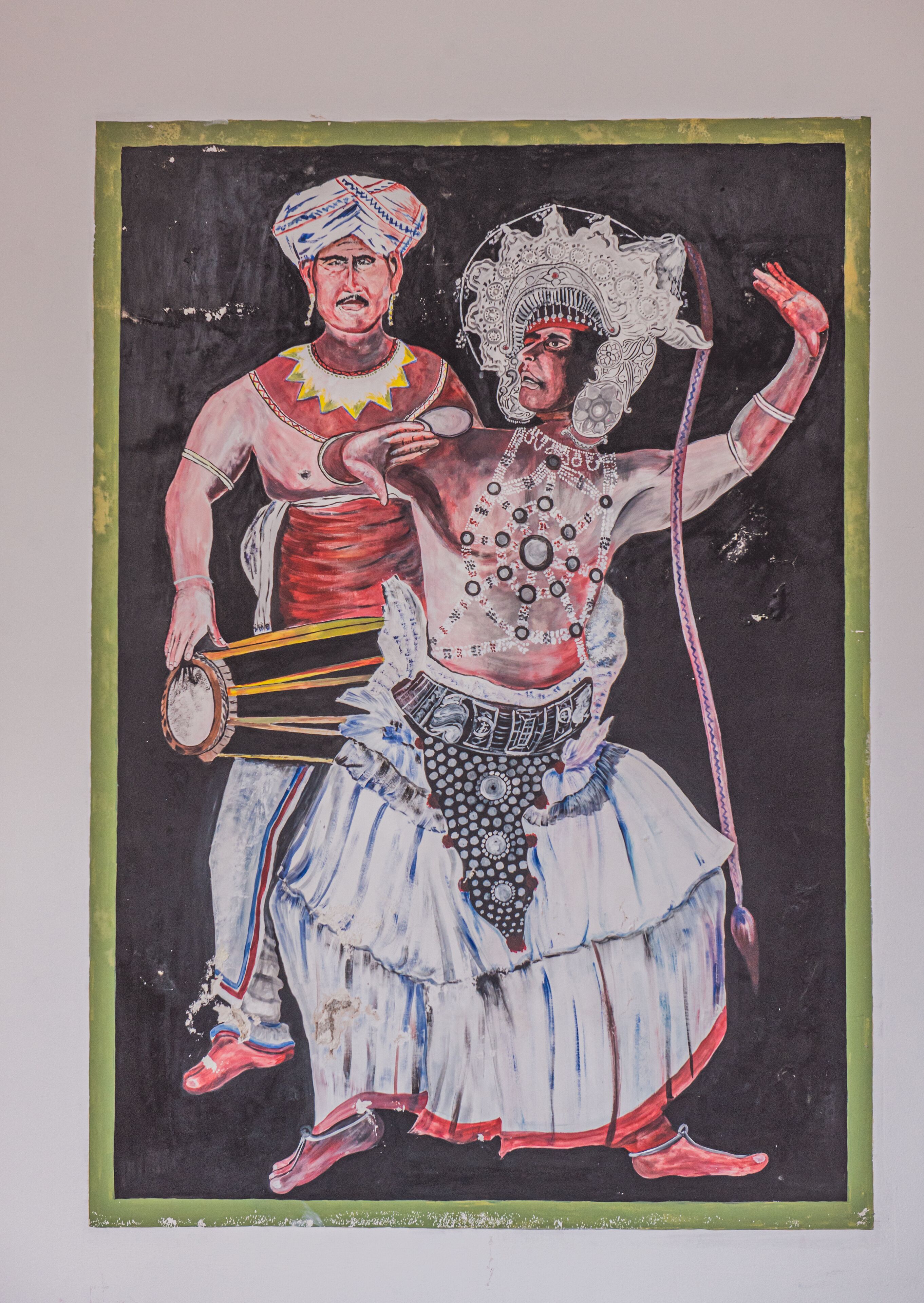 Pintura de dos figuras con vestimenta tradicional, una sosteniendo un tambor.