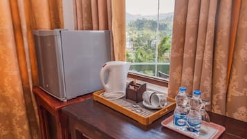Chambre Double Deluxe, 1 trÚs grand lit, non-fumeurs, vue montagne | Literie de qualité supérieure, minibar, décoration personnalisée