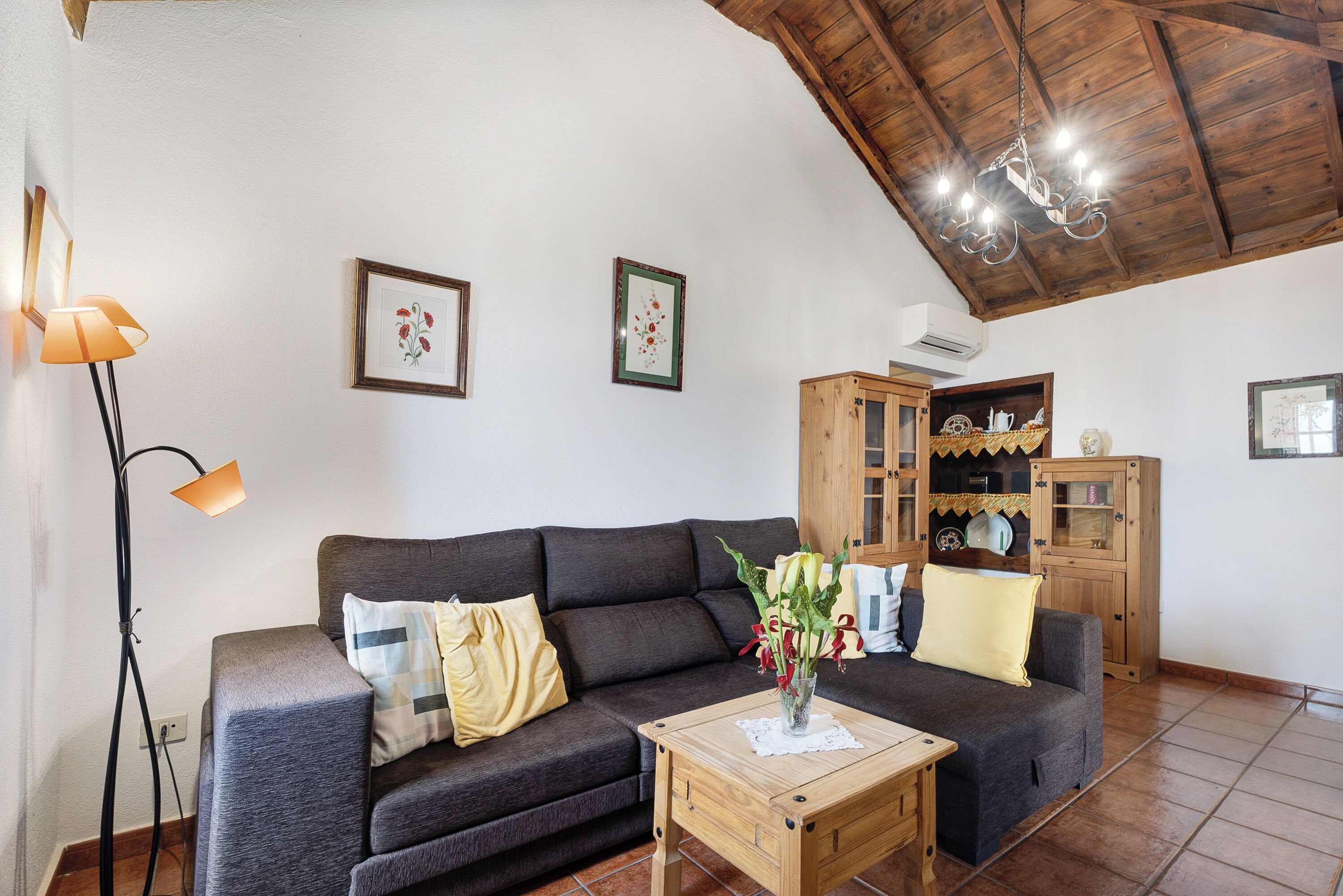 Een televisie en een stereo