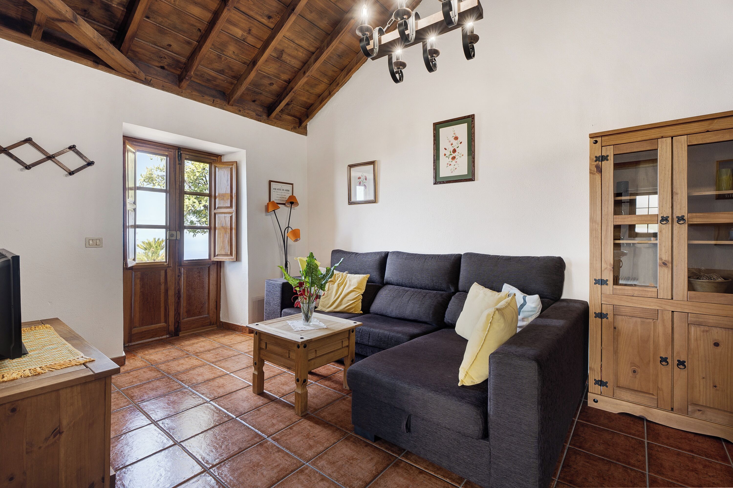 Een televisie en een stereo