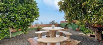 Holiday Home 'El Naranjo Viejo' with Sea View, Wi-Fi and Air Conditioning