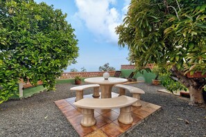 Outdoor dining - Holiday Home 'El Naranjo Viejo' with Sea View, Wi-Fi and Air Conditioning (Tijarafe)