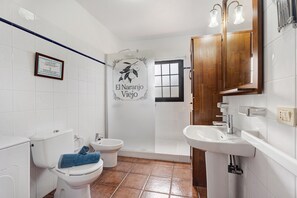 Shower, hair dryer, towels - Holiday Home 'El Naranjo Viejo' with Sea View, Wi-Fi and Air Conditioning (Tijarafe)