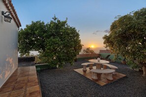 Outdoor dining - Holiday Home 'El Naranjo Viejo' with Sea View, Wi-Fi and Air Conditioning (Tijarafe)