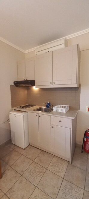 Réfrigérateur, surface de cuisson, bouilloire électrique, chaise haute