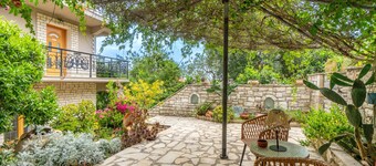 Hotel Apartment "Kefalonia" with Sea View, Garden & Wi-Fi