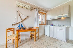Refrigerador, parrilla de estufa, cafetera y tetera y tetera eléctrica 