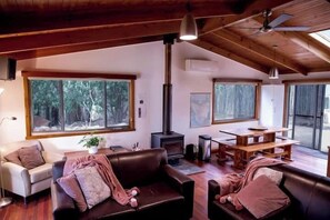 TV, fireplace - Seaview Retreat Getaway (Adventure Bay)