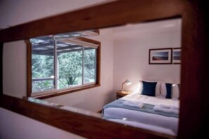 3 bedrooms, iron/ironing board, WiFi, bed sheets - Seaview Retreat Getaway (Adventure Bay)