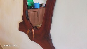 Un miroir doté d’un cadre en bois original, fixé au mur.
