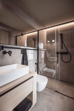 Regadera, secadora de cabello, toallas 