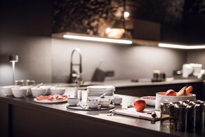 Refrigerador, parrilla de estufa, cafetera y tetera y periquera 