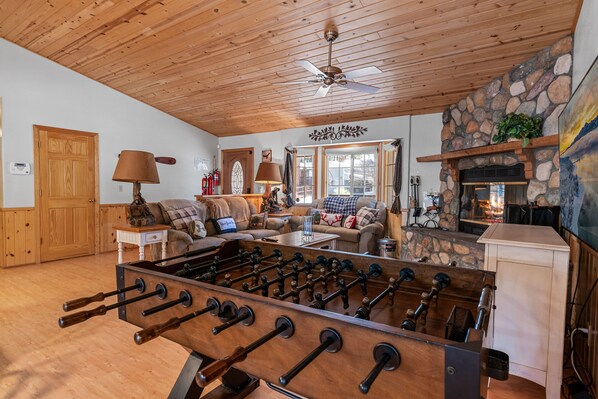 Smart TV, chimenea y futbolito 