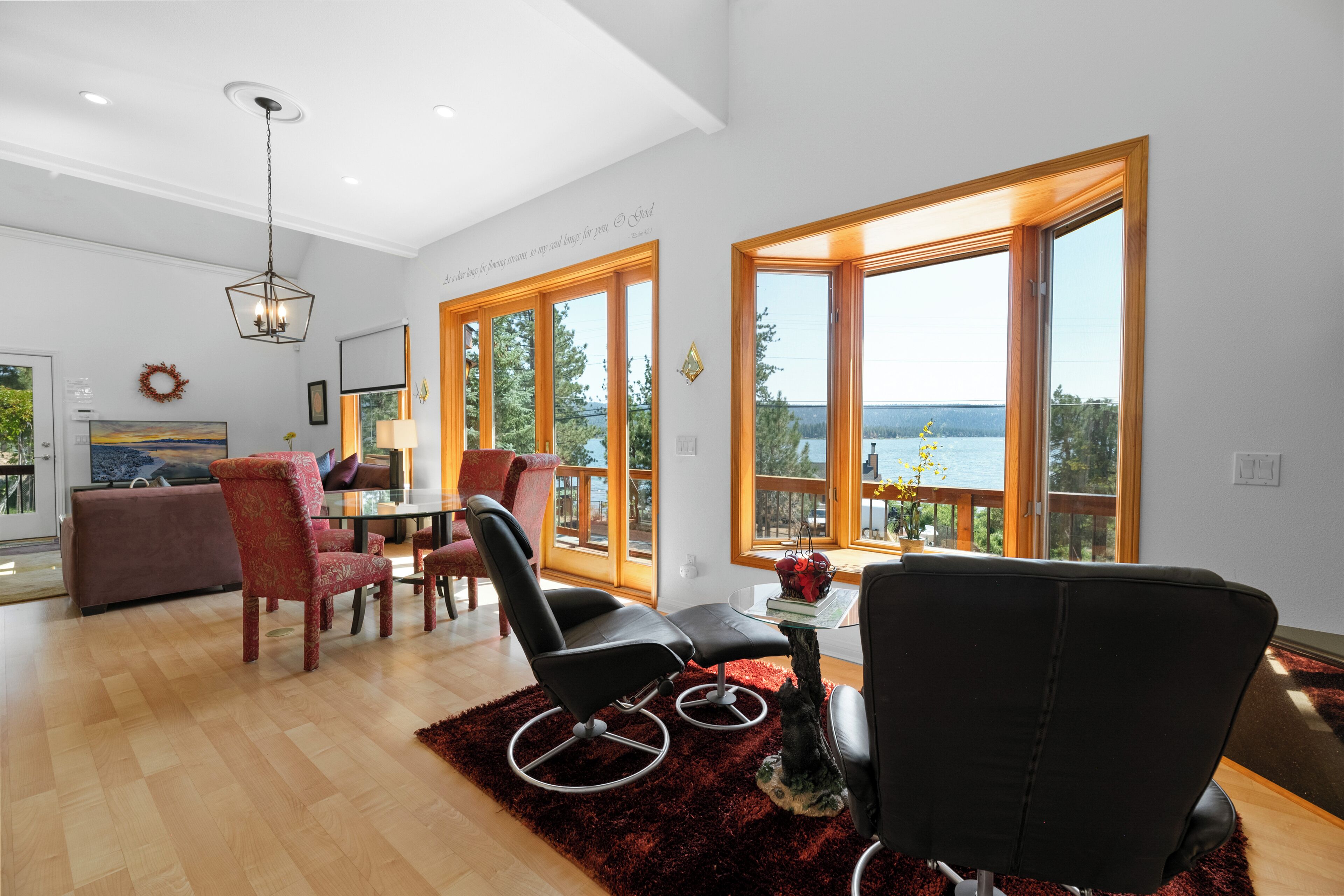 Smart TV, chimenea y reproductor de DVD 