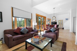 Smart TV, fireplace, DVD player