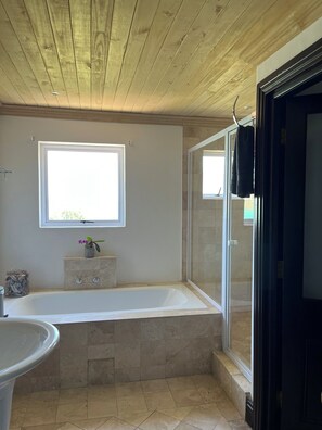 Een douche, een haardroger, handdoeken, zeep