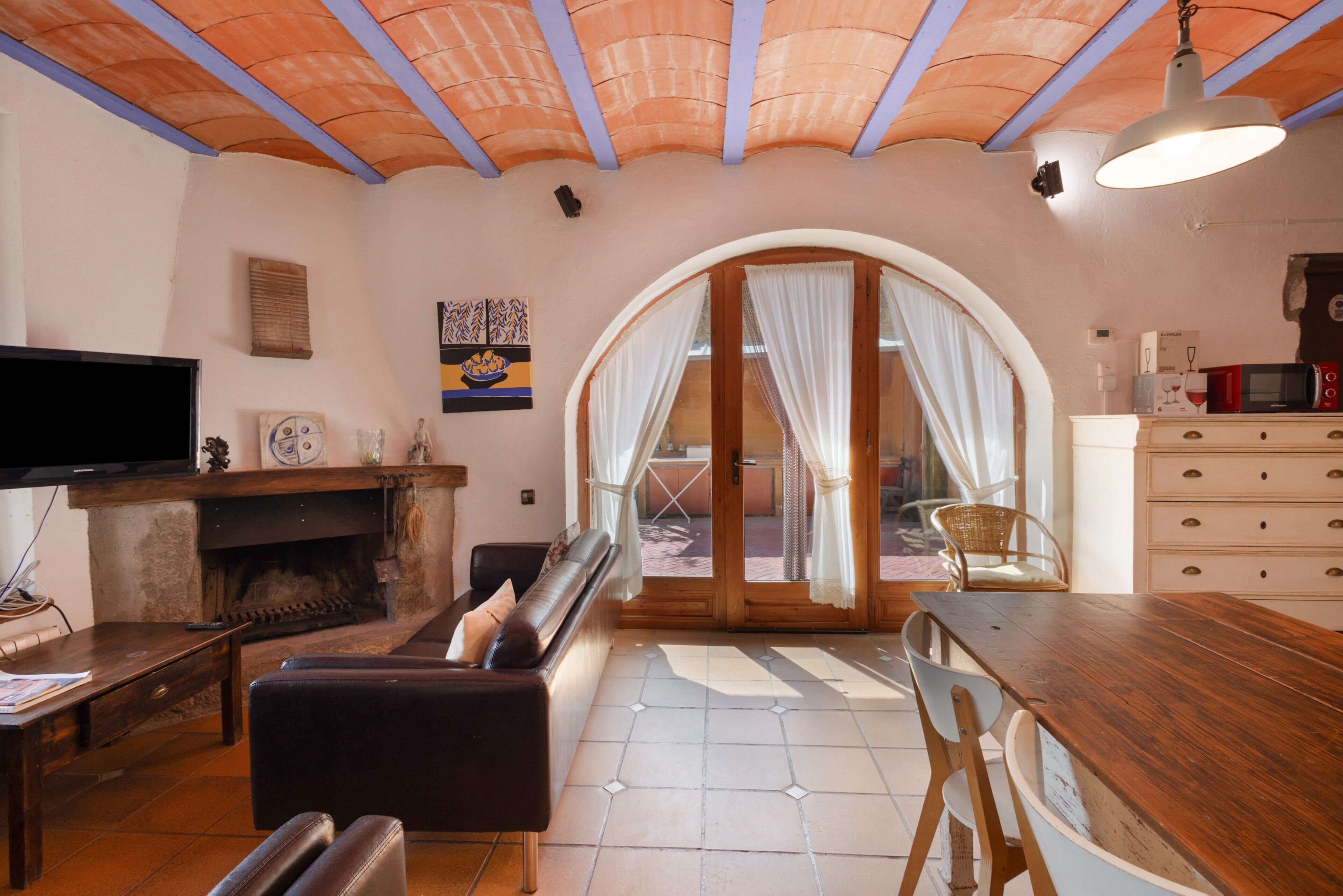 TV, lareira, mesa de pingue-pongue