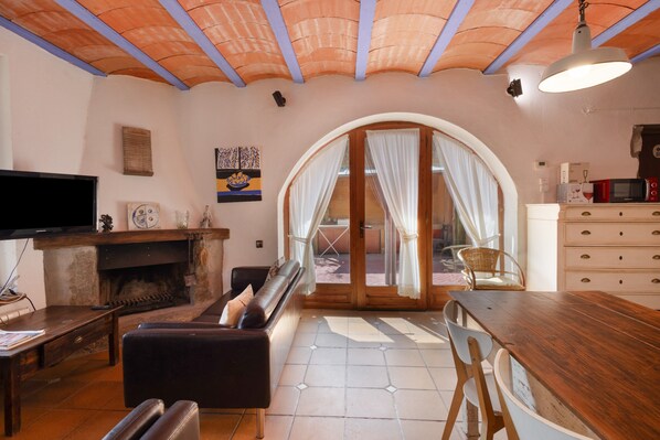 TV, fireplace, table tennis