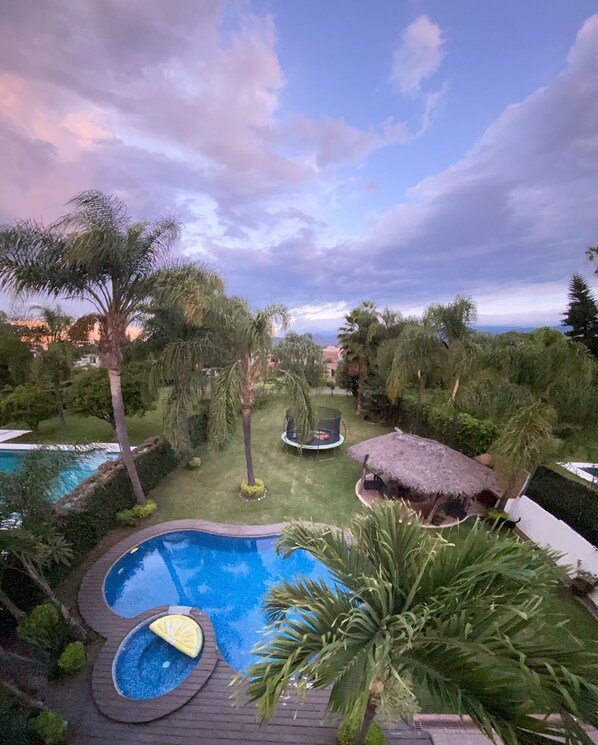 Alberca al aire libre y alberca climatizada