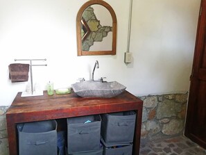 Shower, free toiletries, hair dryer, towels - Casa Montagnola: nature and tranquility (Teotitlán del Valle)