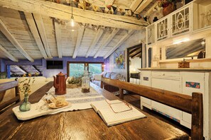 Interior - Vacation Home "Els Mossos, El Reixac Casa Rural" with Mountain View, Shared Pool & Wi-Fi (Sant Joan de les Abadesses)