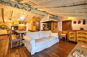 Télévision, cheminée, table de tennis de table