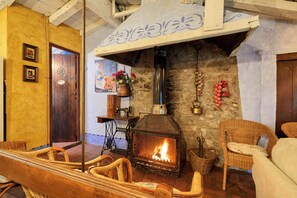 Interior - Vacation Home "Els Mossos, El Reixac Casa Rural" with Mountain View, Shared Pool & Wi-Fi (Sant Joan de les Abadesses)