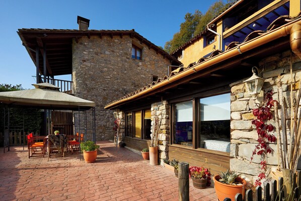 Outdoor dining - Vacation Home "Galliner, El Reixac Casa Rural" with Mountain View, Shared Pool & Wi-Fi (Sant Joan de les Abadesses)