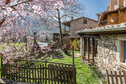 Vacation Home "La Cabana, El Reixac Casa Rural" with Mountain View, Shared Pool & Wi-Fi