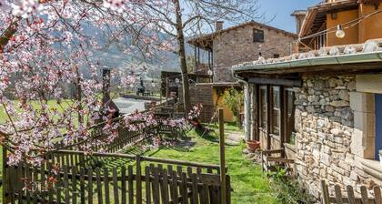 Vacation Home "La Cabana, El Reixac Casa Rural" with Mountain View, Shared Pool & Wi-Fi