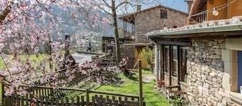 Vacation Home "La Cabana, El Reixac Casa Rural" with Mountain View, Shared Pool & Wi-Fi